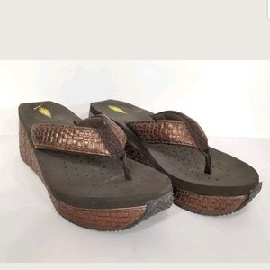 Volatile Metallic Thong Wedges